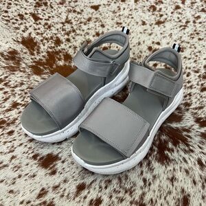 Dearfoam Odell Platform Sandal Grey & White Women’s Size 8